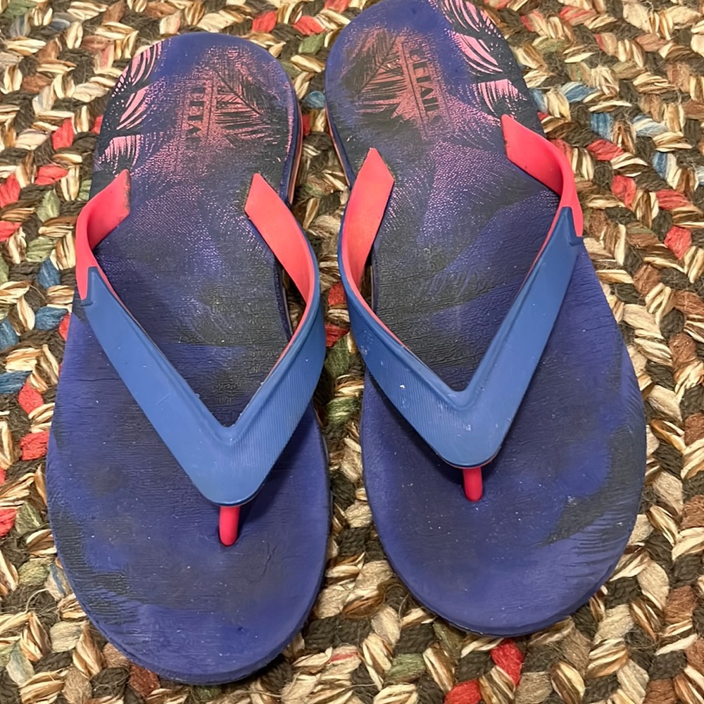 2 pairs of flip flops